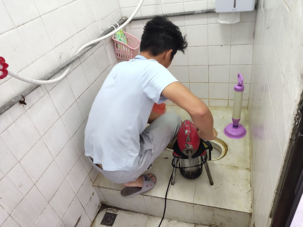 昌洒镇管道堵塞冒臭气 专业师傅现场解决问题