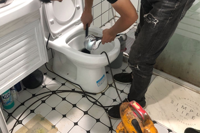 昌洒镇马桶堵塞自己疏通还是找师傅?专业上门服务让你省时更省心